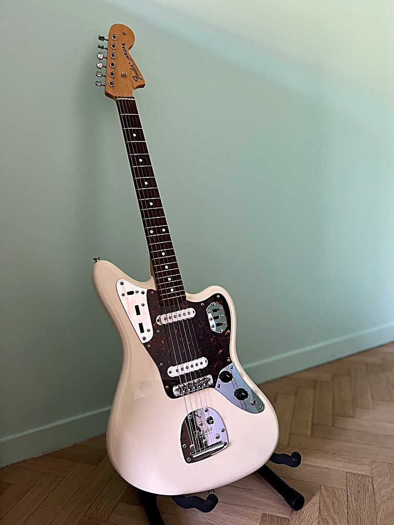 Fender Jaguar Japan Olympic White pour le son de Kurt Cobain
